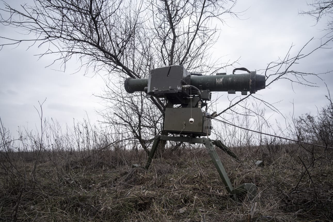 Panssarintorjunta-ase Bahmutin rintamalla itäisessä Ukrainassa. Kuvituskuva