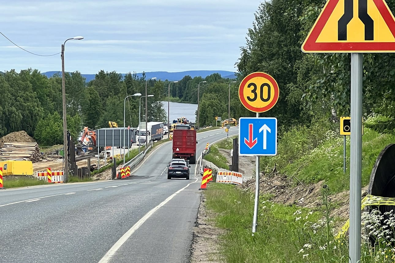 Valtatie 21 on pohjoiseen matkaavien pääväylä Länsi-Lapissa. Tänä kesänä siltatyöt hidastavat liikennettä Aavasaksan Närkinmäellä ja sen pohjoispuolella. Parhaillaan tehdään kevyenliikenteenväylää valtatien ylittävän sillan Tornionjoen puolelle.