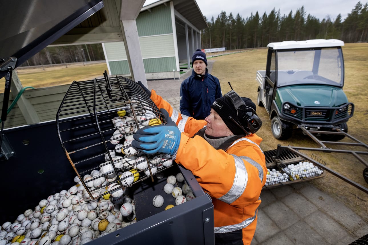 Kentänhoitaja Piia Turpeenoja keräsi rangelta palloja viime vuonna hankitulla "koppimopolla". Hän laittoi pallot uuteen pallokoneeseen, joka puhdistaa pelivälineet ja antaa niitä maksua vastaan pelaajille.