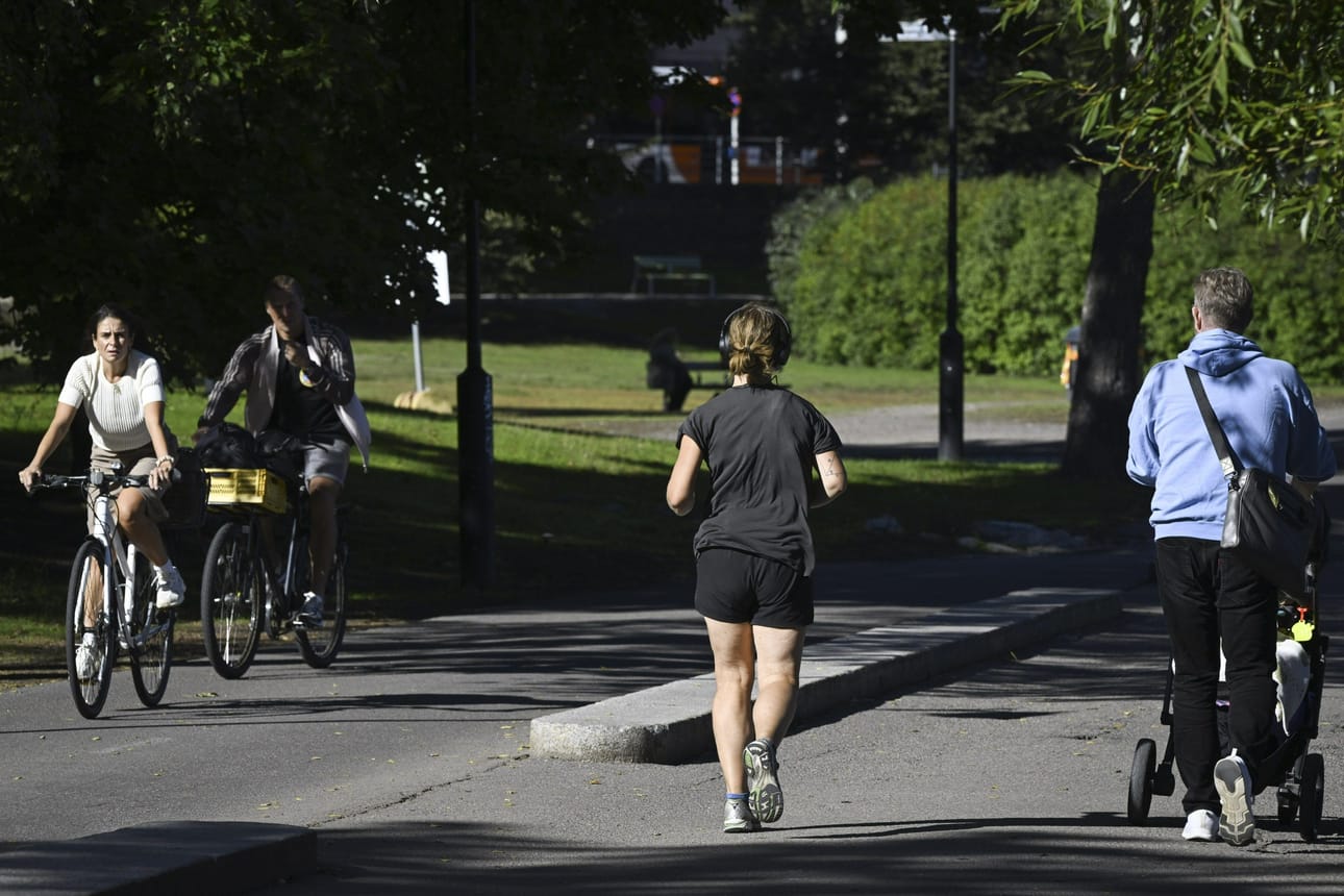 Vielä eilen mitattiin liki kesäisiä lämpölukemia osassa maata, mutta tänään tapahtuu käänne. LEHTIKUVA / Emmi Korhonen