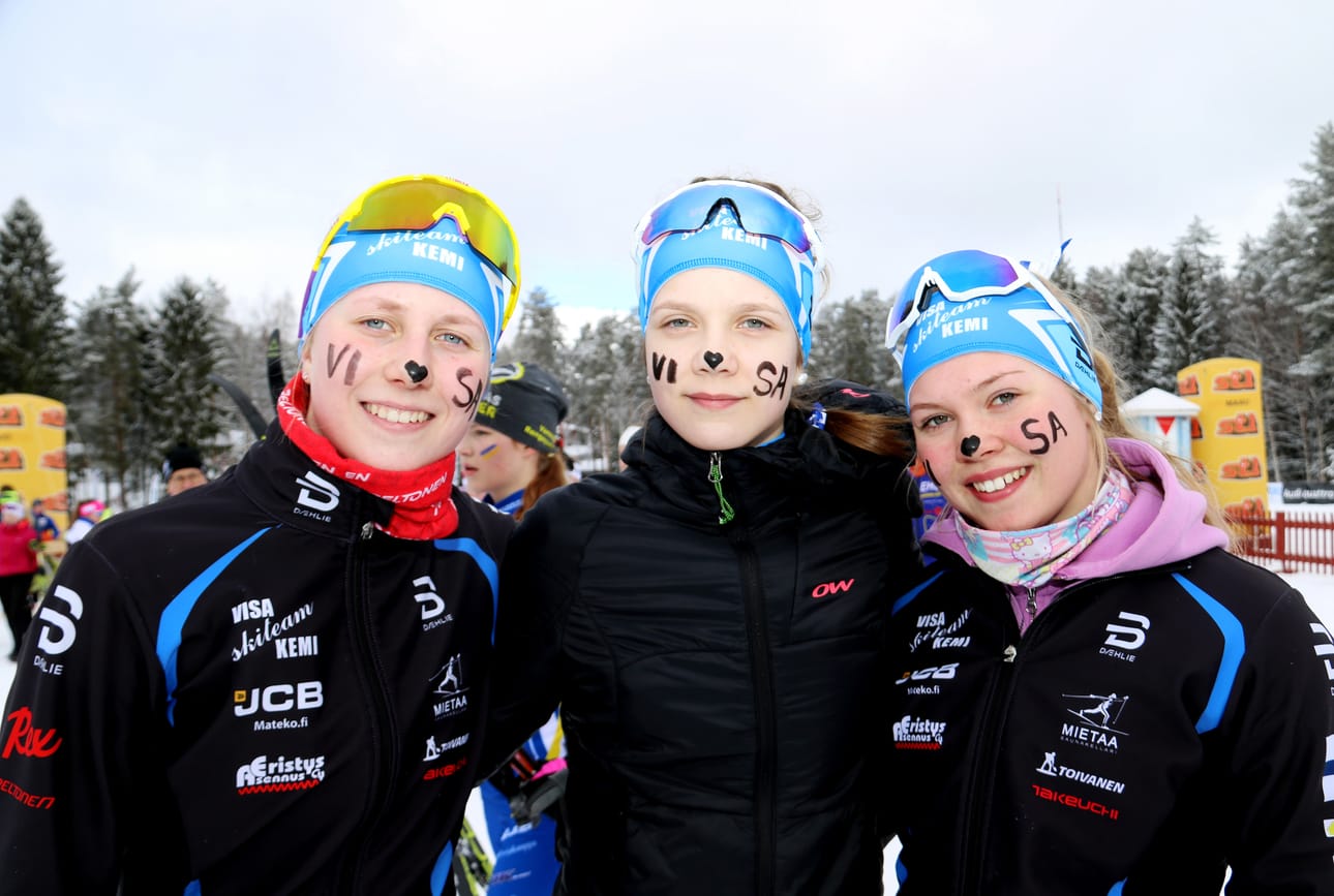 Kerttu Pirneskoski, Hanna Niskanen ja Sanni Pulkkinen hiihtivät Karihaaran Visan joukkueessa, joka sijottui neljänneksi.