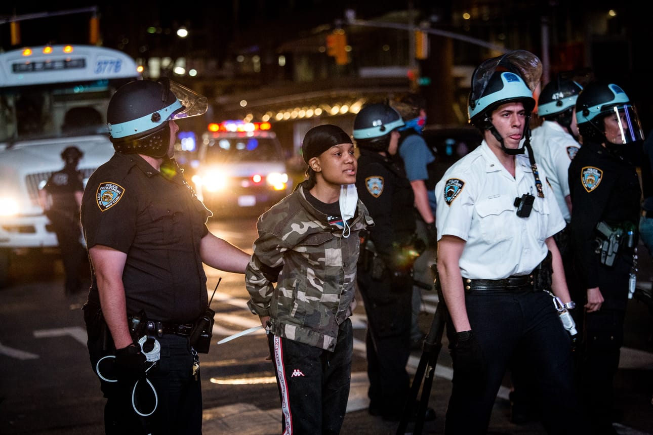Poliisit pidättävät mielensoitukseen osallistuneen naisen New Yorkissa maanantaina.