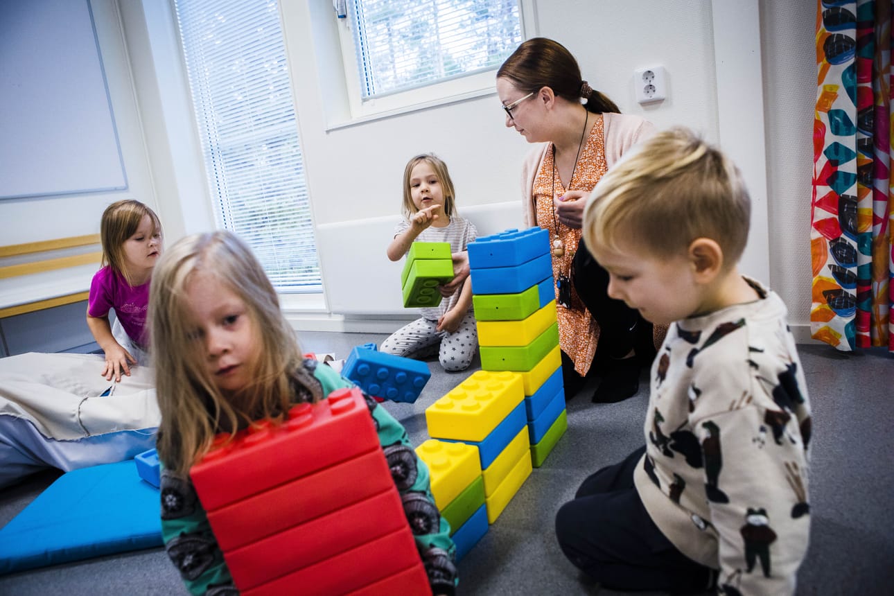 Leikit luistavat Sahanperän päiväkodissa Rovaniemellä. Päiväkoti laajeni elokuussa tilapäiseksi tarkoitettuun lisärakennukseen, koska uusille lapsiryhmille piti löytää pikaisesti toimivat tilat. Lastenhoitaja Sara Pasman kanssa torninrakennuspuuhissa ovat Aada Korva (vas.), Aili-Juulia Ronkainen, Elle-Sofia Kiviniemi ja Aslak Kurulahti.