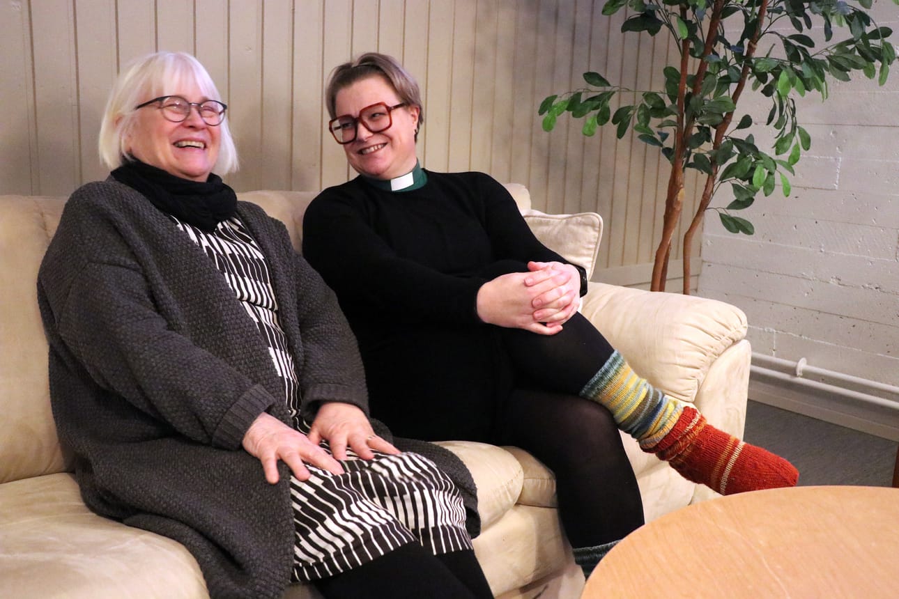 Hellevi Kallioranta ja Ulla Anttila toivovat, että juttukahvilatoimintaan saadaan mukaan useita vapaaehtoisia. Luvassa on mukavaa yhdessäoloa ja rentoa tunnelmaa, naiset lupaavat.