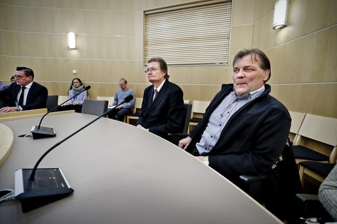 Jouko Salomäki sanoi oikeudessa hoitaneensa aina asiansa loppuun asti ja maksaneensa velkansa. Rahaa hän oli käyttänyt myös nettipeleihin. – Meillä jokaisella on riippuvuutemme, hän kommentoi. Salomäen asianajaja oli Harri Vento. KUVA: TOMI KOSONEN