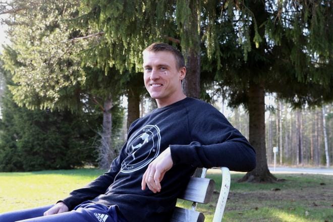 Puistoissa ja metsissä viihtyvä koripalloilija Antti Niskanen selvitti syksyllä Kauhajoella myös alueen parhaat marjapaikat. KUVA: JARI-PEKKA LAITIO-RAMONE