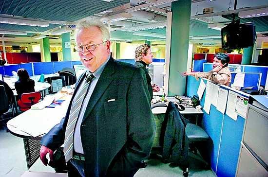Päätoimittaja ja pitkäaikainen keskustavaikuttaja Kari Hokkanen omassa valtakunnassaan Ilkka-lehden toimituksessa. Taustalla toimitussihteeri Harri Kallio-Kurssi ja uutsipäällikkö Paula Takala.