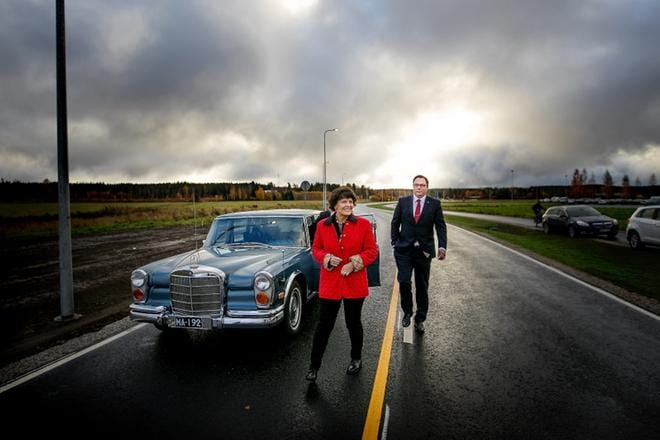 Liikenne- ja viestintäministeri Anne Berner (kesk.) ja Kurikan kaupunginhallituksen puheenjohtaja Rami Ala-Nisula (kesk.) saivat kyydin juhlapaikalle tyylikkäällä, vuoden 1971 Mercedes-Benzillä. KUVA: JAAKKO ELENIUS