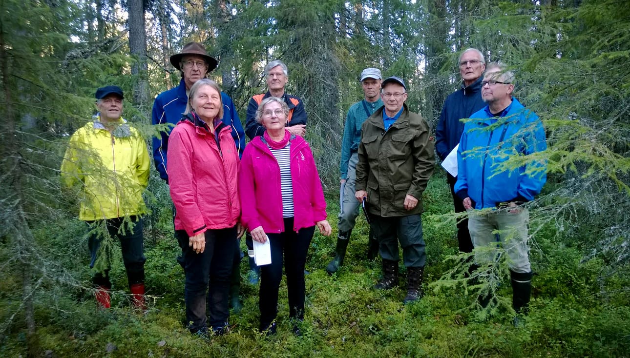 Suomen metsäkeskuksen ensimmäiselle Laatuloikka luonnonhoitoon-lenkille osallistuivat metsänomistajat Pekka Kaartinen (takana vas.), Heikki Kärki, Pertti Lattu, Jukka Vähätaini Suomen metsäkeskuksesta, Jussi Kannisto, Paavo Klasila ja Markku Tarvainen sekä Liisa Klasila (edessä vas.) ja Merja Kemell.