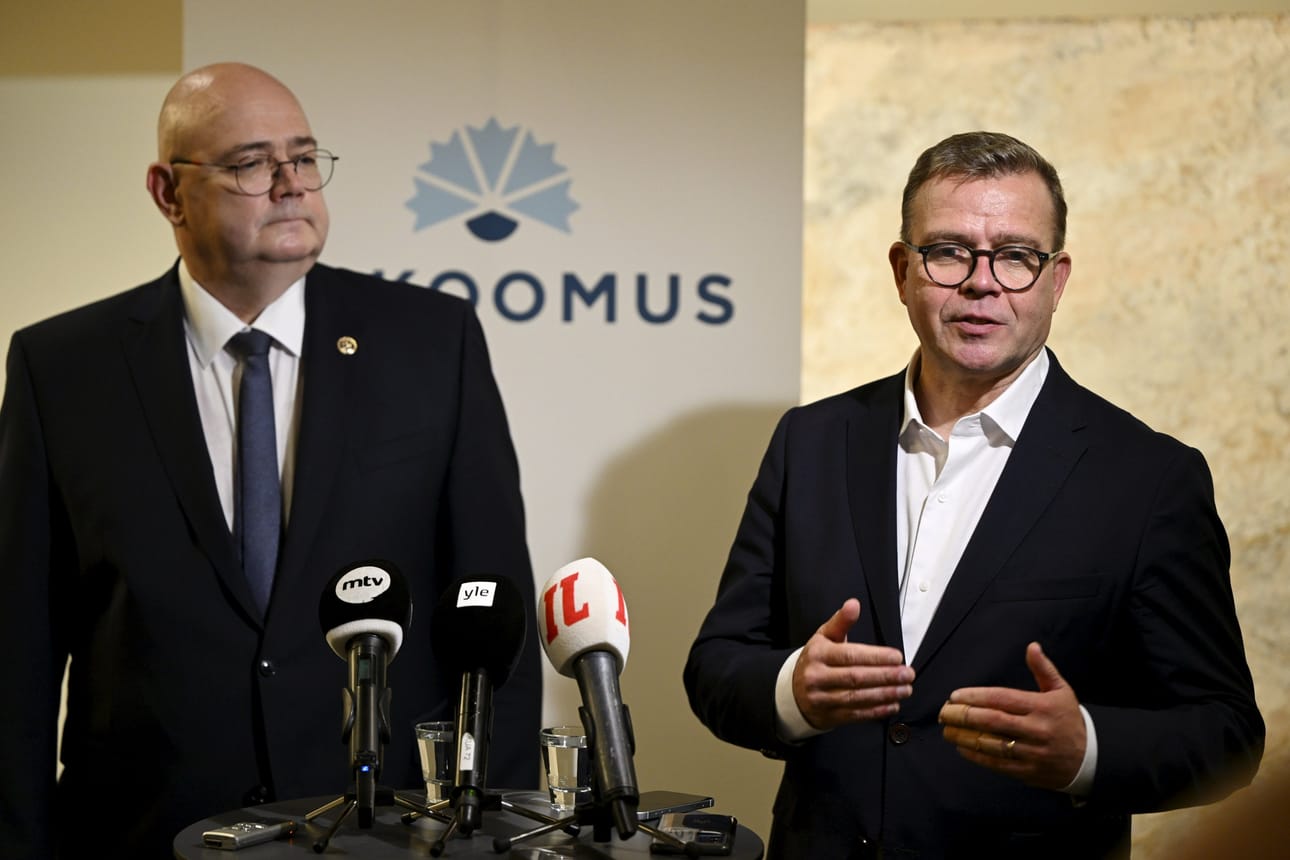 Pääministeri Petteri Orpo (kok.) myönsi, että Ukrainan tukemisesta ja Lähi-itä-päätöslauselmista syntyneet julkiset kiistat osoittavat, että päätöksenteon prosesseja on hyvä käydä läpi. Vasemmalla uusi puoluesihteeri Timo Elo. LEHTIKUVA / Antti Aimo-Koivisto