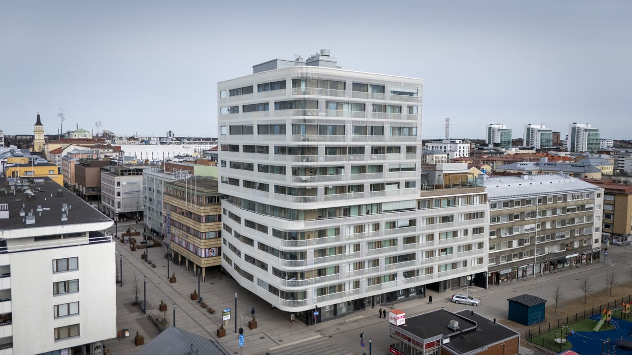 Oulun keskustassa Albertinkatu 9:ssä sijaitseva Asunto Oy Oulun Marskinpuisto on lyhytvuokrauskiistan keskiössä. Rakennuslautakunnan yksittäisille osakkaille asettamat uhkasakot johtivat rasitusmerkintään koko taloyhtiön rasitustodistuksessa.