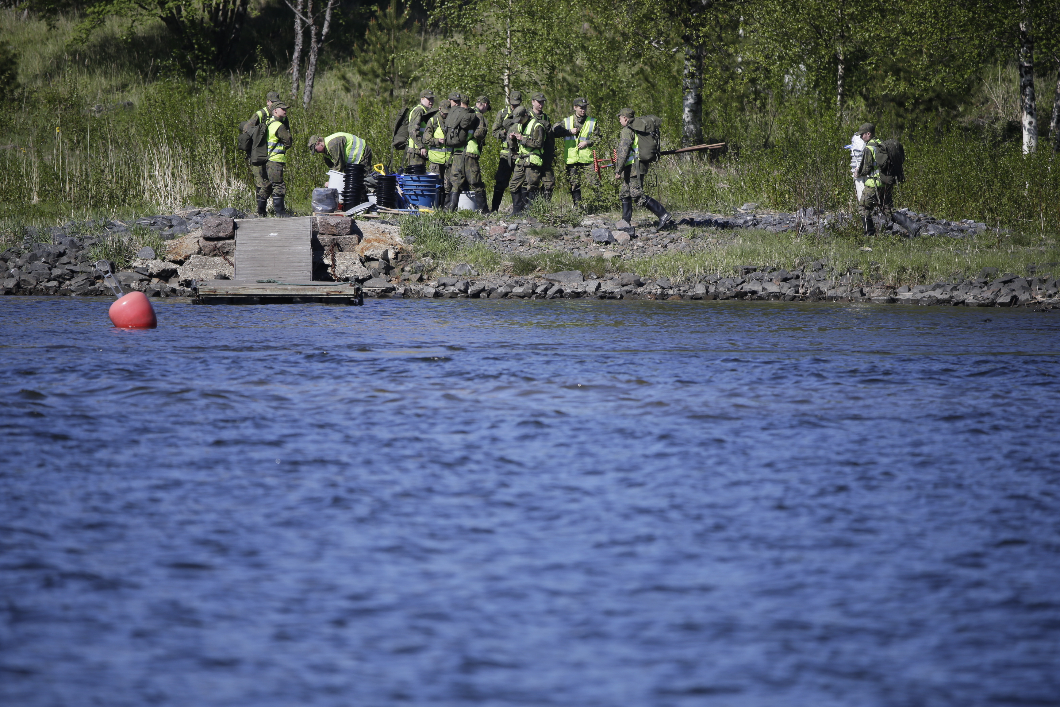 Varusmiehiä kuljetettiin siivoamaan öljyvuodon jälkiä Raahessa maanantaina.