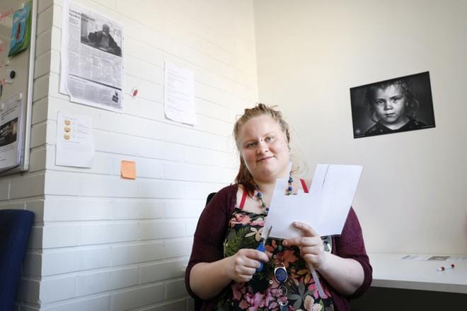 27-vuotias Niina Jääskeläinen tukee kokemusasiantuntijana lastensuojelun piirissä olevia perheitä ja nuoria. KUVA: JUKKA LEINONEN