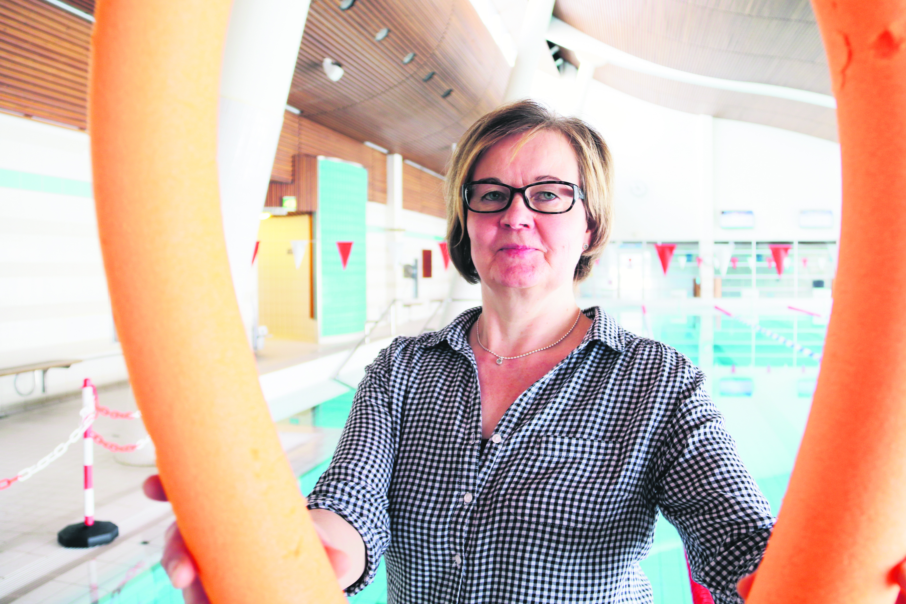 Tarja Koivisto on ollut     Zimmarissa töissä     11 vuotta. Henkilökuntaa     on kaikkiaan tusina.    Koivisto odottaa muun     henkilökunnan tapaan     uimahallin remonttia     ja mahdollista laajennusta.
