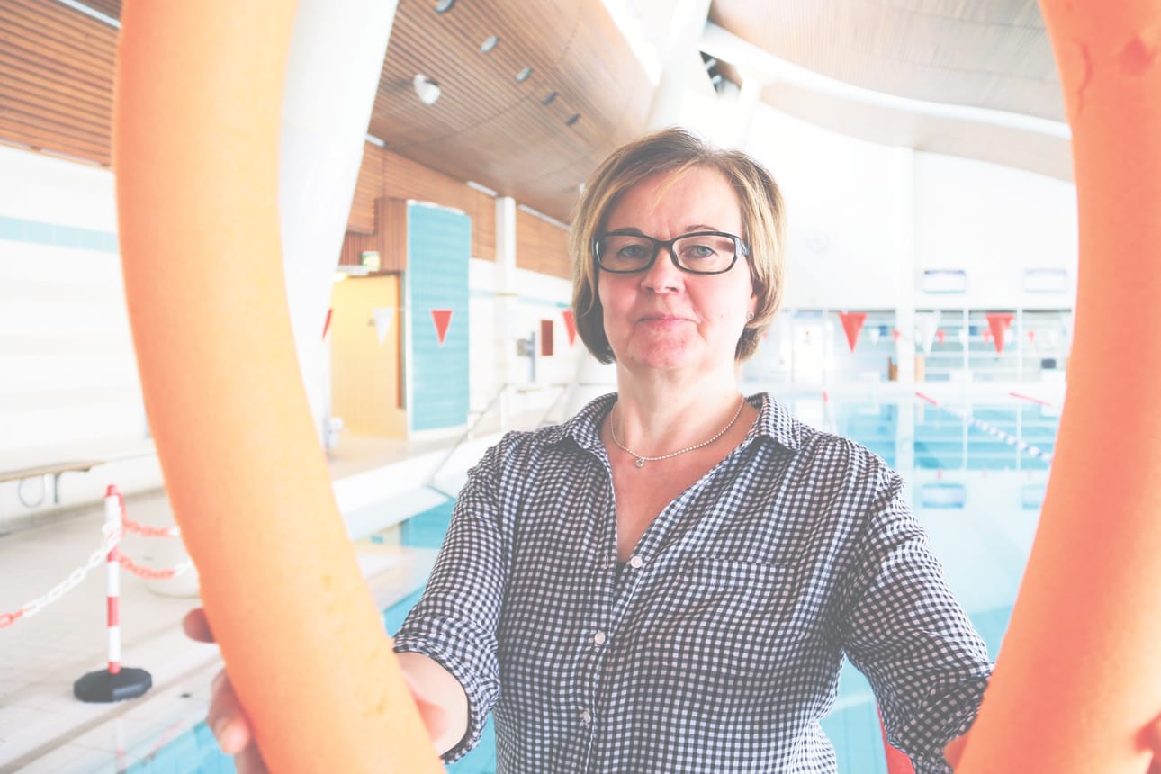 Tarja Koivisto on ollut Zimmarissa töissä 11 vuotta. Henkilökuntaa on kaikkiaan tusina. Koivisto odottaa muun henkilökunnan tapaan uimahallin remonttia ja mahdollista laajennusta.