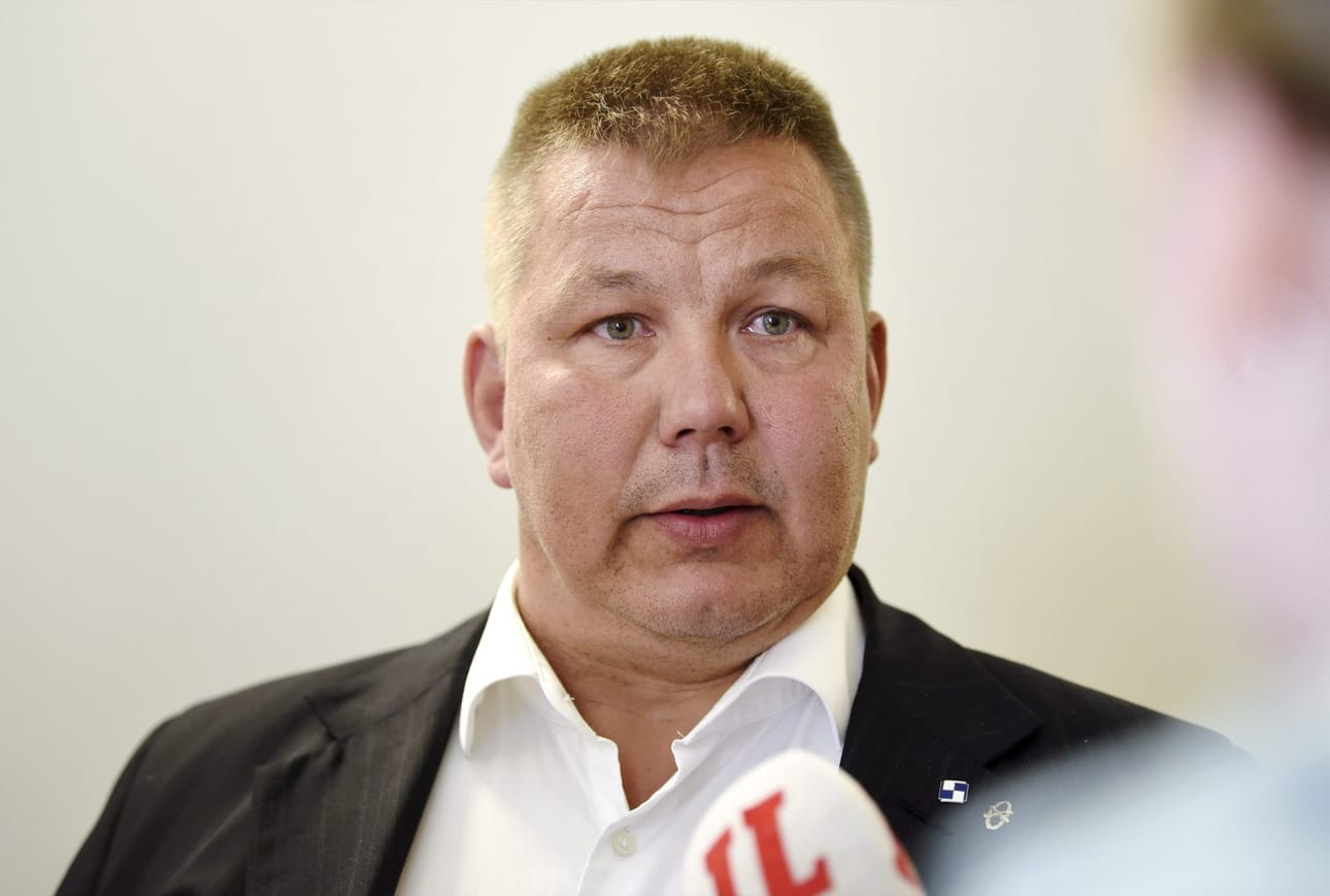 Perussuomalaisten kansanedustaja Juha Mäenpää eduskunnassa heinäkuussa 2022. LEHTIKUVA / ANNI ÅGREN