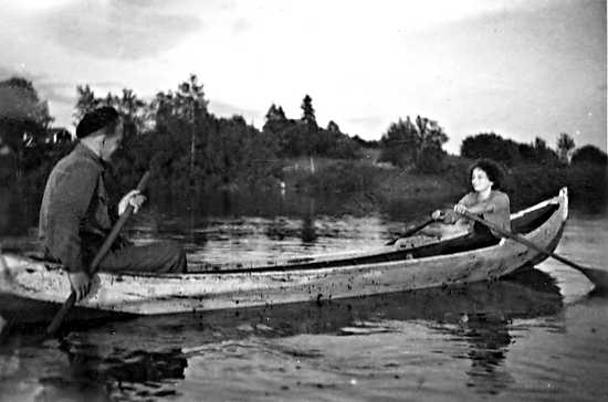 <b>Miss' soutaen tuulessa.</b> Kiiminkijoella pariskunta souteli <br>1950-luvulla, kun Pudasjärvi oli takanapäin ja elämä Haukiputaalla alkamassa.