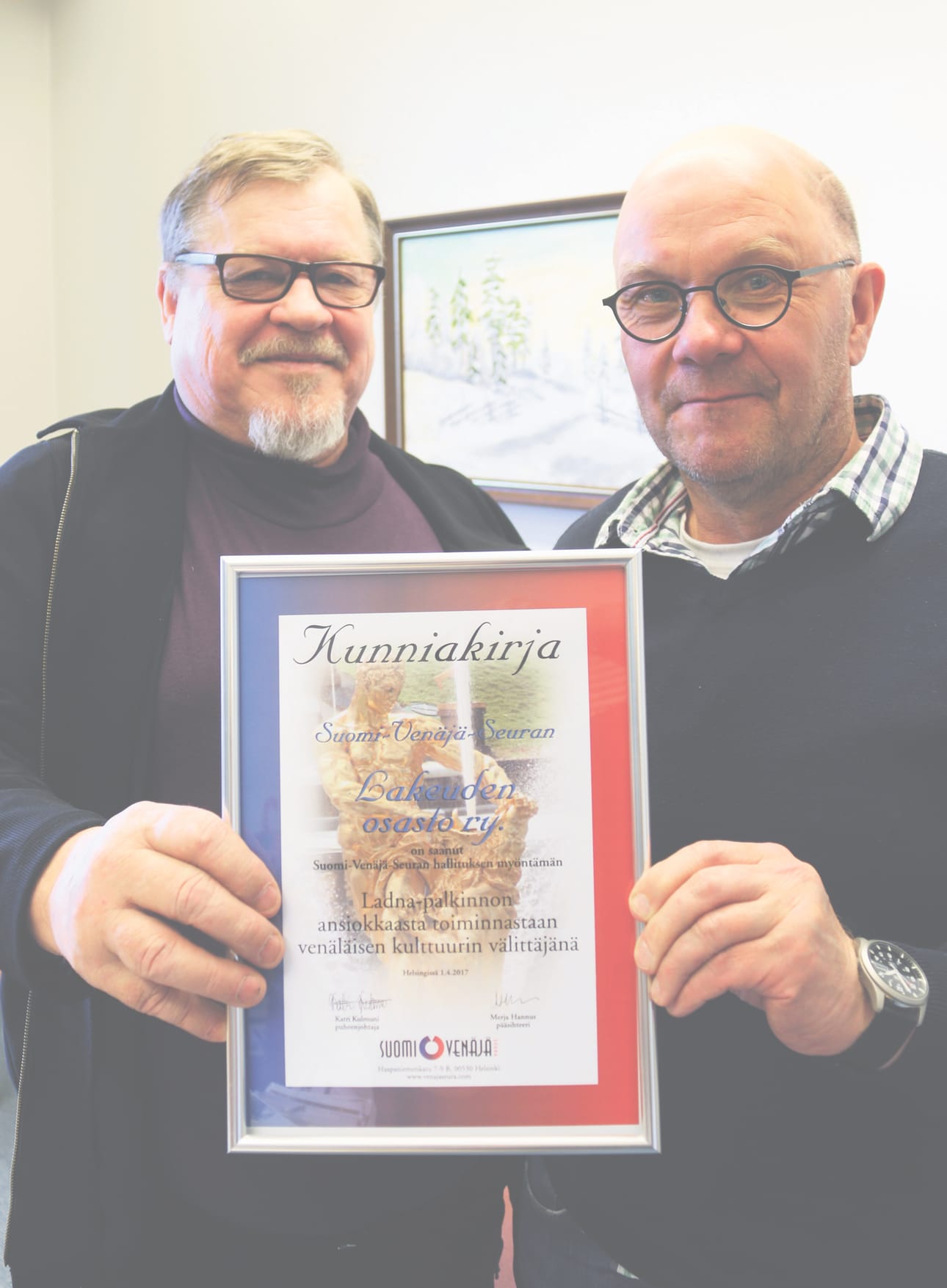 Esko Huotari ja Pertti Snicker iloitsevat valtakunnallisesta tunnustuksesta. Suomi-Venäjä -seuran lakeuden osasto tekee monipuolisista työtä ja kulttuurivaihtoa.