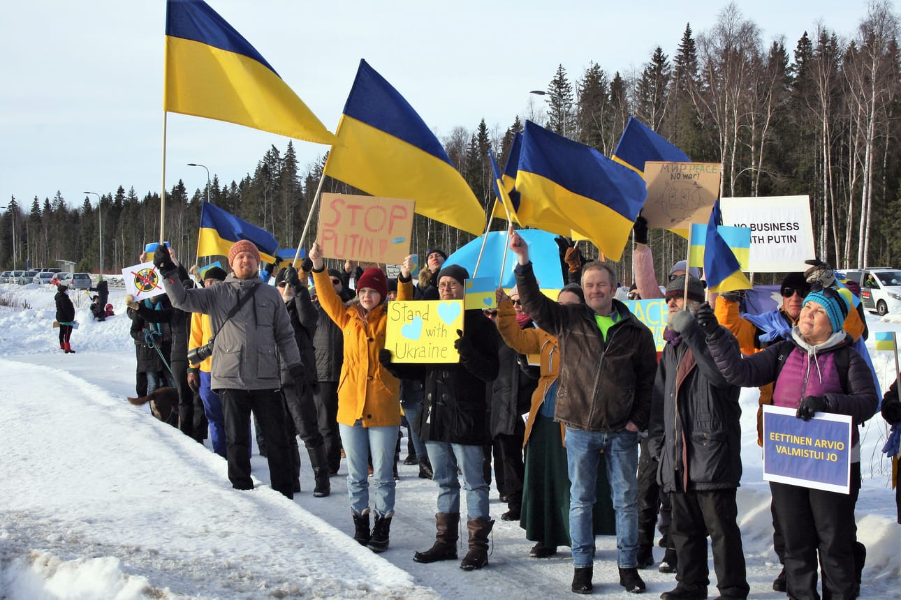 Liput liehuivat Pyhäjoella, kun pohjoispohjalaiset osoittivat tukevansa Ukrainan kansaa ja vastustavansa Hanhikiven ydinvoimalatyömaan jatkamista.