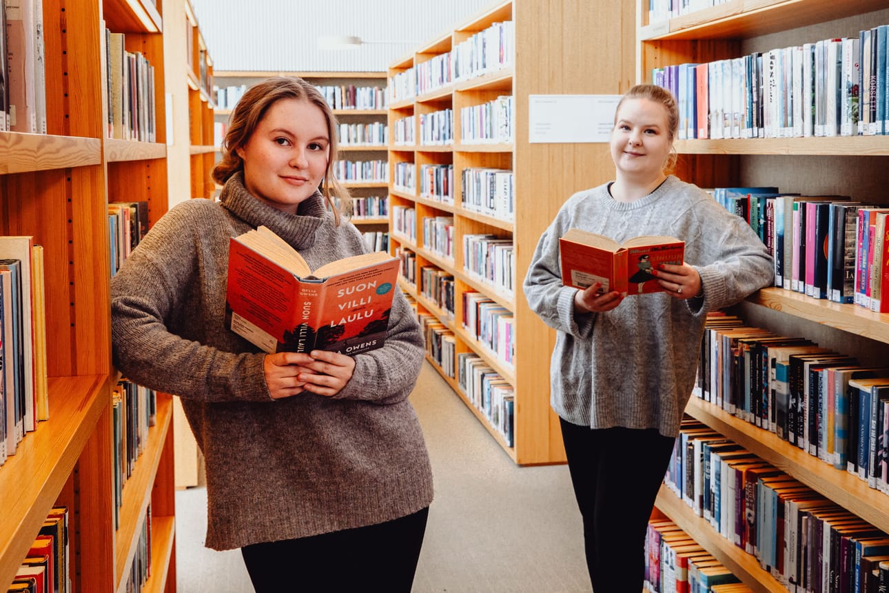 Evian Kotanen ja Veera Haapamäki järjestävät Etelä-Pohjanmaan ensimmäisen Books and drinks -tapahtuman ravintola Kabackassa Seinäjoella.