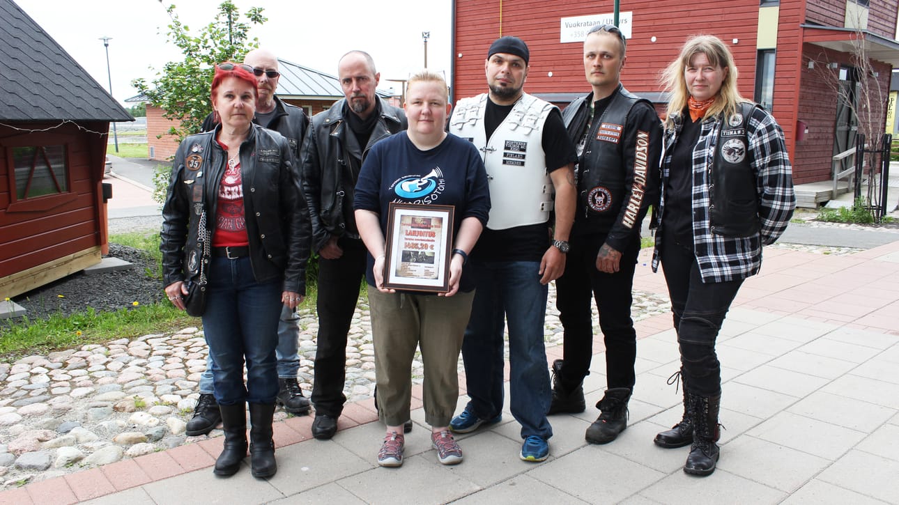 Armi Nitovuori otti vastaan motoristikerhojen lahjoituksen Tornion Nuorisotoimelle.