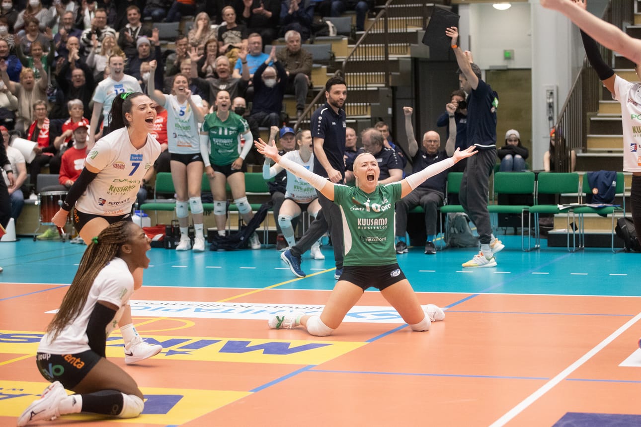 PaKa:n passari Jalissa Trotter (vas.), yleispelaaja Carlyle Nusbaum ja libero Sanna Häkkinen ottivat ilon irti onnistumisistaan.
