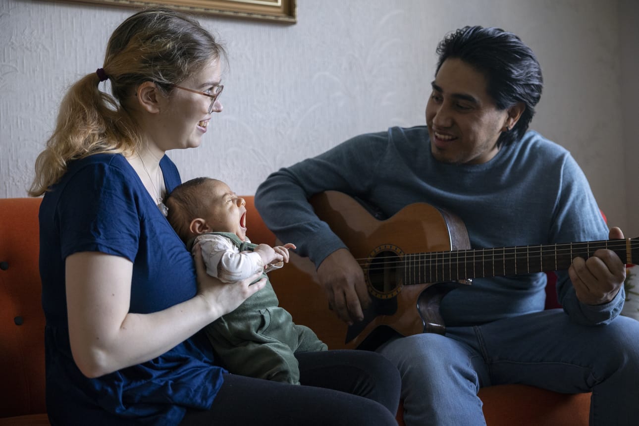 Aurora Riissanen Pantojan ja Luis Perez Pantojan reilun kuukauden ikäinen Gael-poika tulee oppimaan kahden kulttuurin tavat. Musiikki on vanhempien yhteinen harrastus. Kodissa soivat sulassa sovussa meksikolaiset ja suomalaiset sävelet ja sanat.