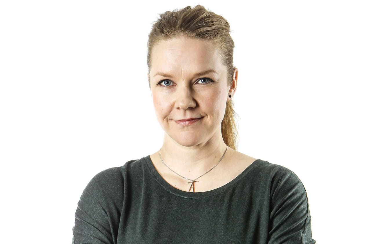 Anne Torvinen on kahden pienen lapsen äiti, joka ehtii lukea tai tuijottaa ruutua vain öisin. Rakastaa Kummelin Kultakuume -elokuvaa niin paljon, että voi katsoa sen myös jouluna.