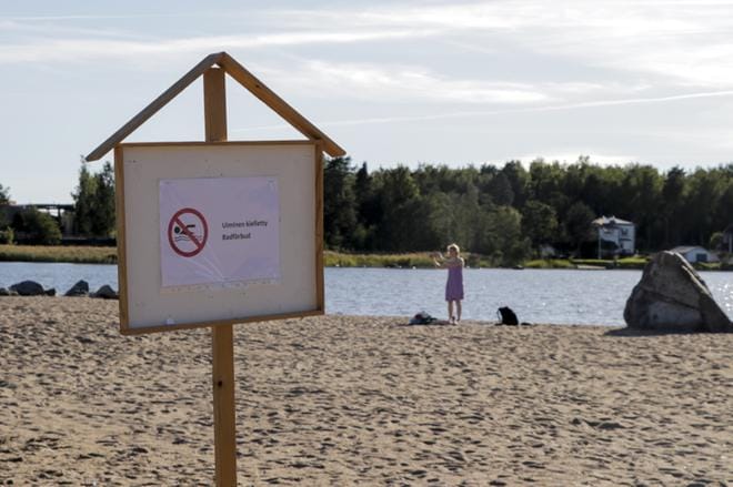 Vaasan kaupunki pystytti uimakieltokyltin Hietasaaren uimarannalle tiistaina iltapäivällä.