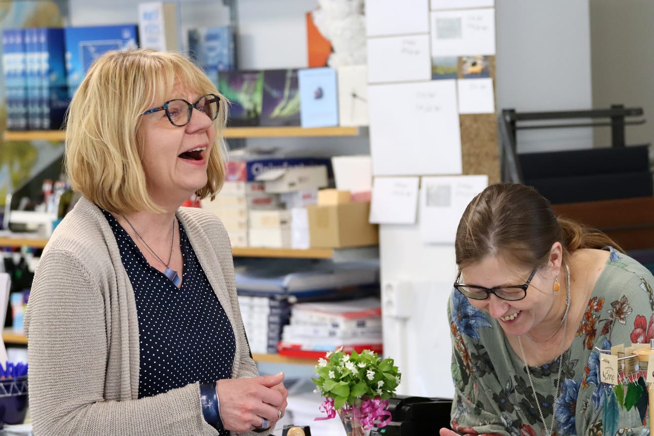 Eeva Kuukasjärvellä ja kirjakauppias Tuija Wallgrenillä oli kerrottavanaan hauskoja juttuja. Kuukasjärvi kuuluu kirjakaupan aiemmin omistaneeseen Korhosten sukuun.