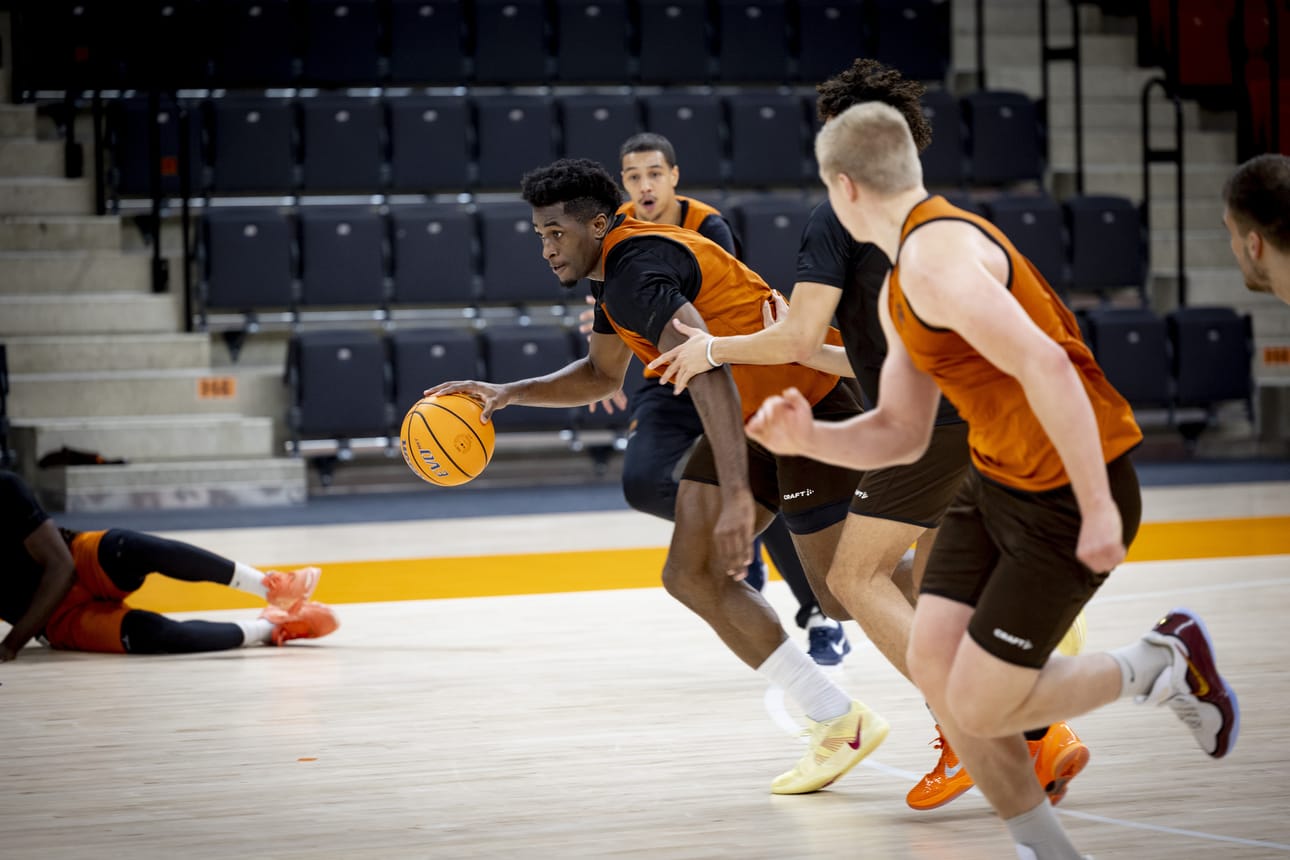 201-senttinen sentteri Ike Nweke (keskellä) pelaa Karhu Basketissa ja Suomen korisliigassa ensimmäistä kauttaan. Kuvassa oikealla Eemi Luukkonen.