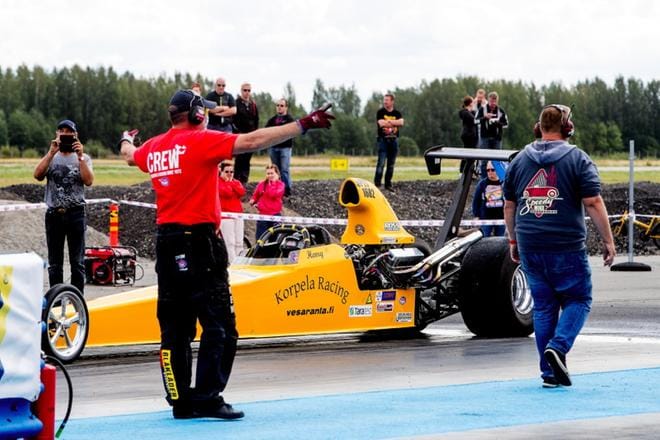 Kisassa nähtiin moottoripyöriä, katuautoja sekä dragstereita (kuvassa). Lähtöalue on betonia. Siitä saa asfalttia paremman pidon. KUVAT: JAAKKO ELENIUS