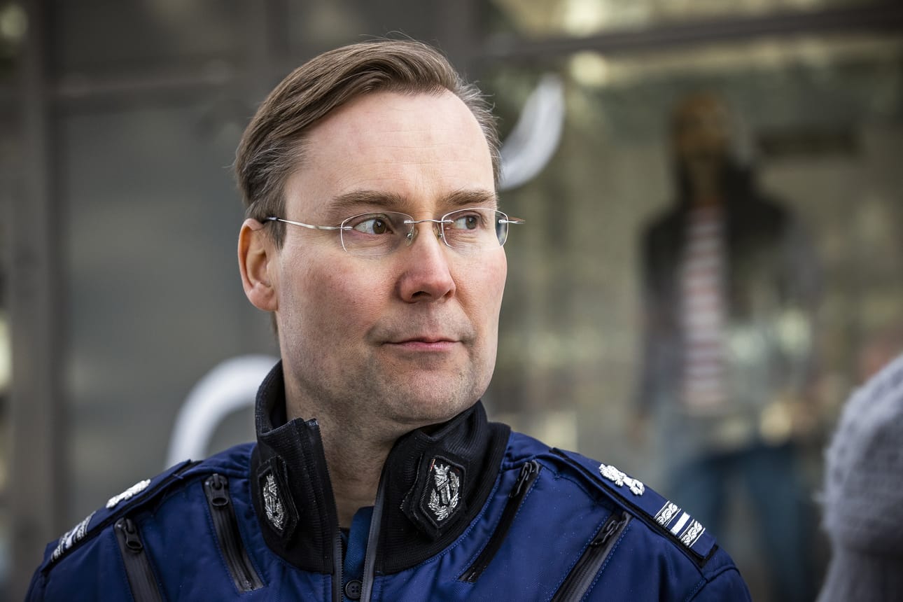 Petri Savela (kuvassa) sijaistaa virkavapaalle jäävää ylikomisario Veijo Alavaikkoa.
