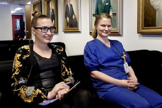 Seinäjokelainen alan asiantuntija Emilia Kangas (vas.) on pitänyt E-P:n Keskussairaalassa useita koulutuksia työ-perhesuhteen johtamisesta. Seinäjokelainen sairaanhoitaja Reija Aho on hyvä esimerkki työn joustavuuden soveltamisesta. Aho tekee nelipäivästä työviikkoa. KUVAT: JOUKO HÄNNINEN