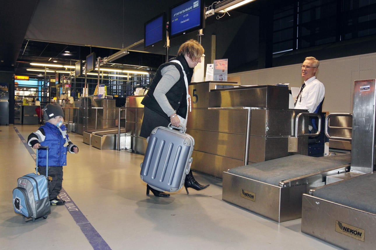Naiset säästävät päästäkseen matkalle.