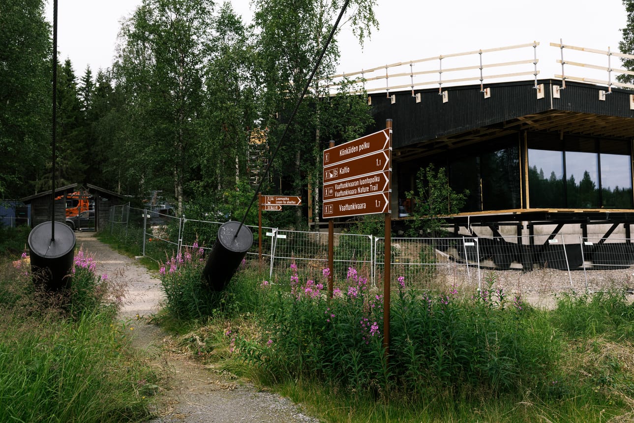 Reitti koskenrannan laavuille ja melojien vajalle kulkee työmaan ajan rantatietä pitkin.