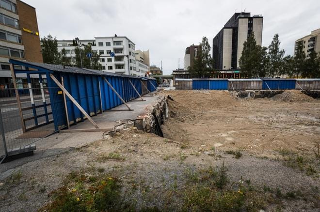 Kuusikerroksisen liikerakennuksen rakennustöiden arvioidaan alkavan vuoden 2019 alussa. KUVA: OUTI NEUVONEN