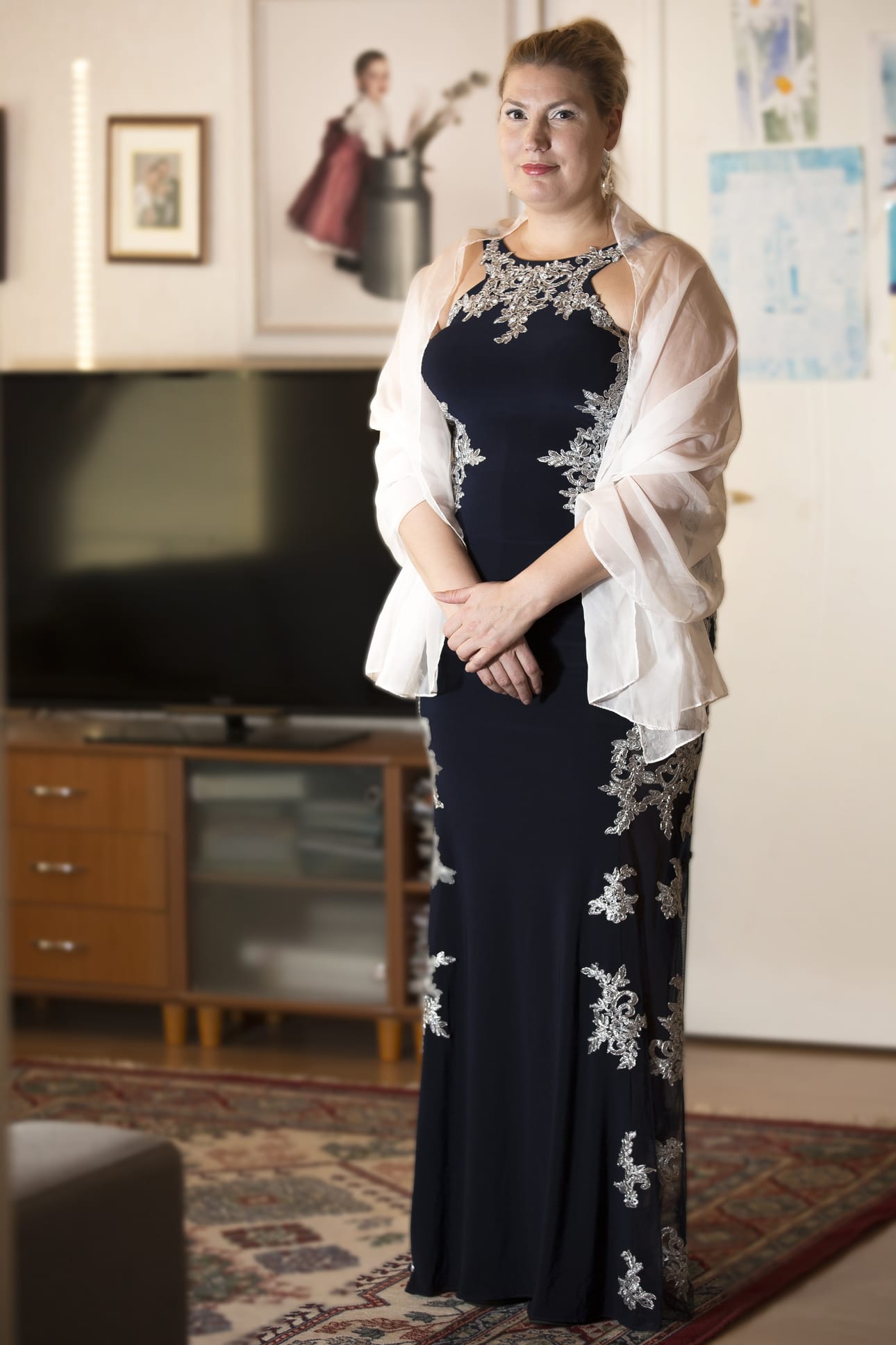 Katja Hännisen puvun näyttävyyttä lisäävät hopealangalla tehdyt kirjailut ja erikoinen leikkaus yläosassa.