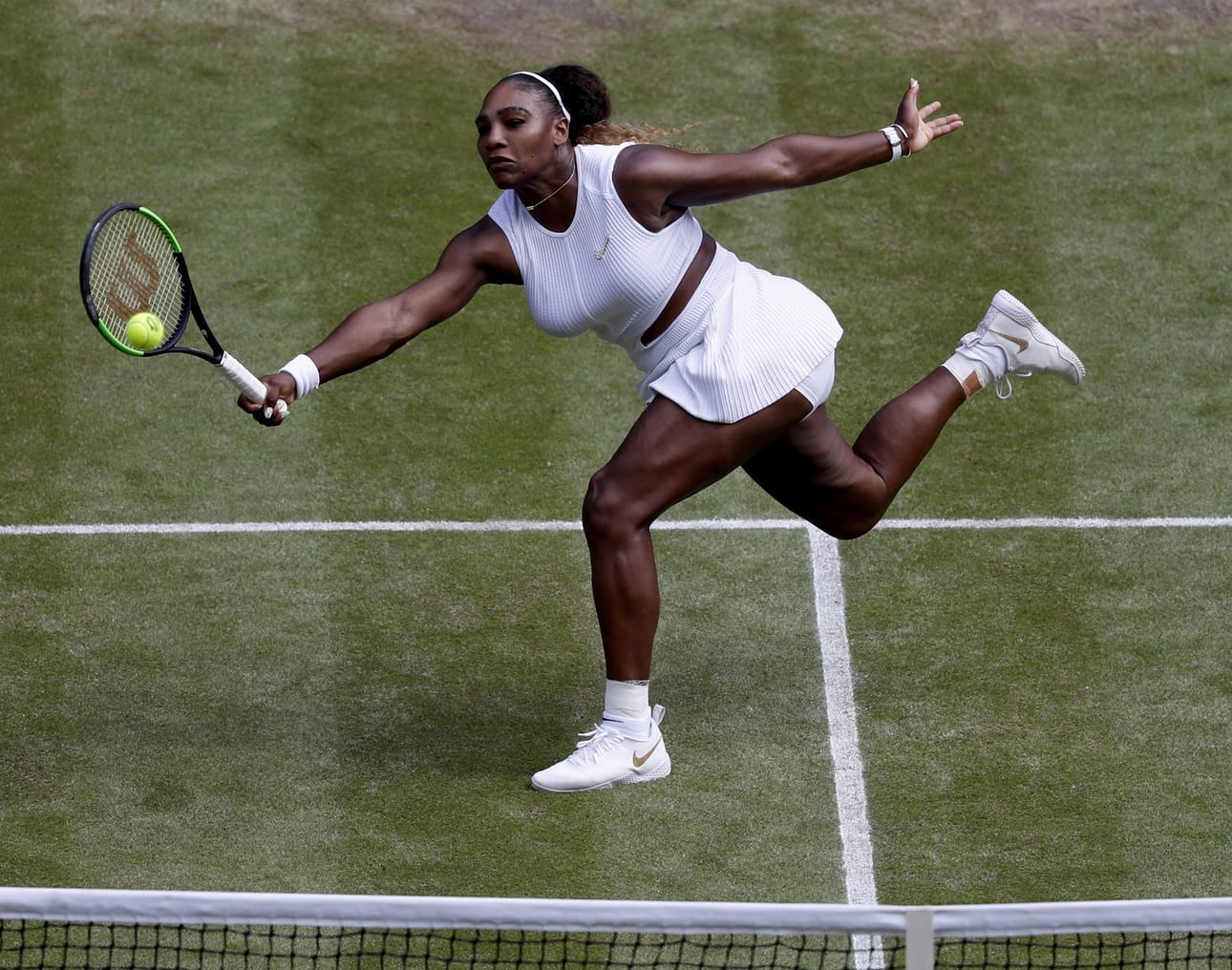 Serena Williams voitti välierässä Tshekin Barbora Strycovan.