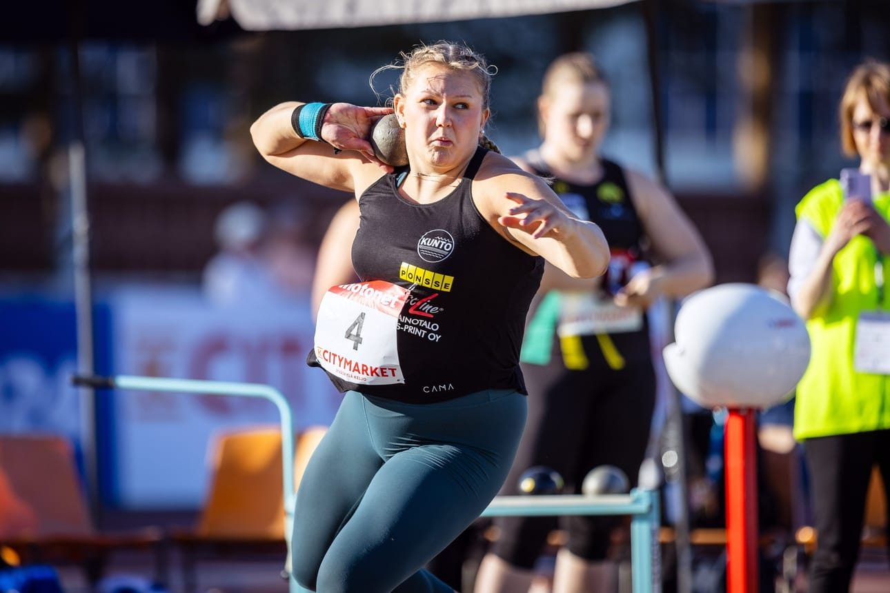 Emilia Kangas avasi kisan tuloksella 16,99 ja paransi viimeisellä yrityksellään kolmella sentillä. Kangas kuvattiin Jyväskylässä toukokuussa. LEHTIKUVA / VALTTERI VAINIO