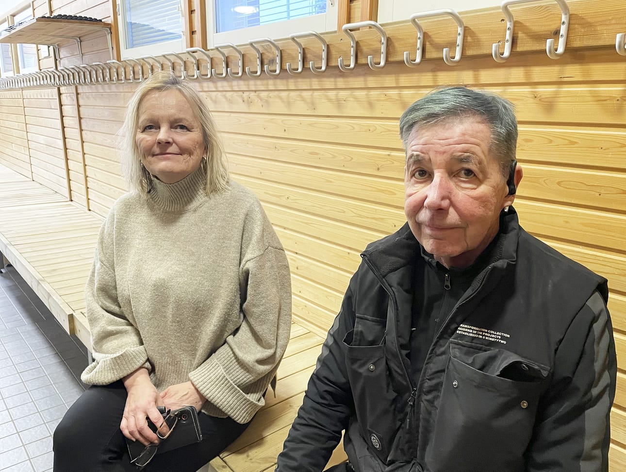 Lakeuden Avantouimarit ry:n taloudenhoitaja Tiina Jokela-Lyly ja puheenjohtaja Pekka Lyly kertovat yhdistyksen valmistelevan rakennuslupaa saunalaajennukselle.