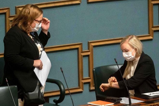 Eduskunta aloitti 14. joulukuuta 1 600 sivun pituisen sote-lakipaketin käsittelyn. Perhe- ja peruspalveluministeri Krista Kiuru (sd.) ja sisäministeri Maria Ohisalo (vihr.) huomasivat keskustellessaan istuntosalissa, että kello käy. KUVA: Mauri Ratilainen