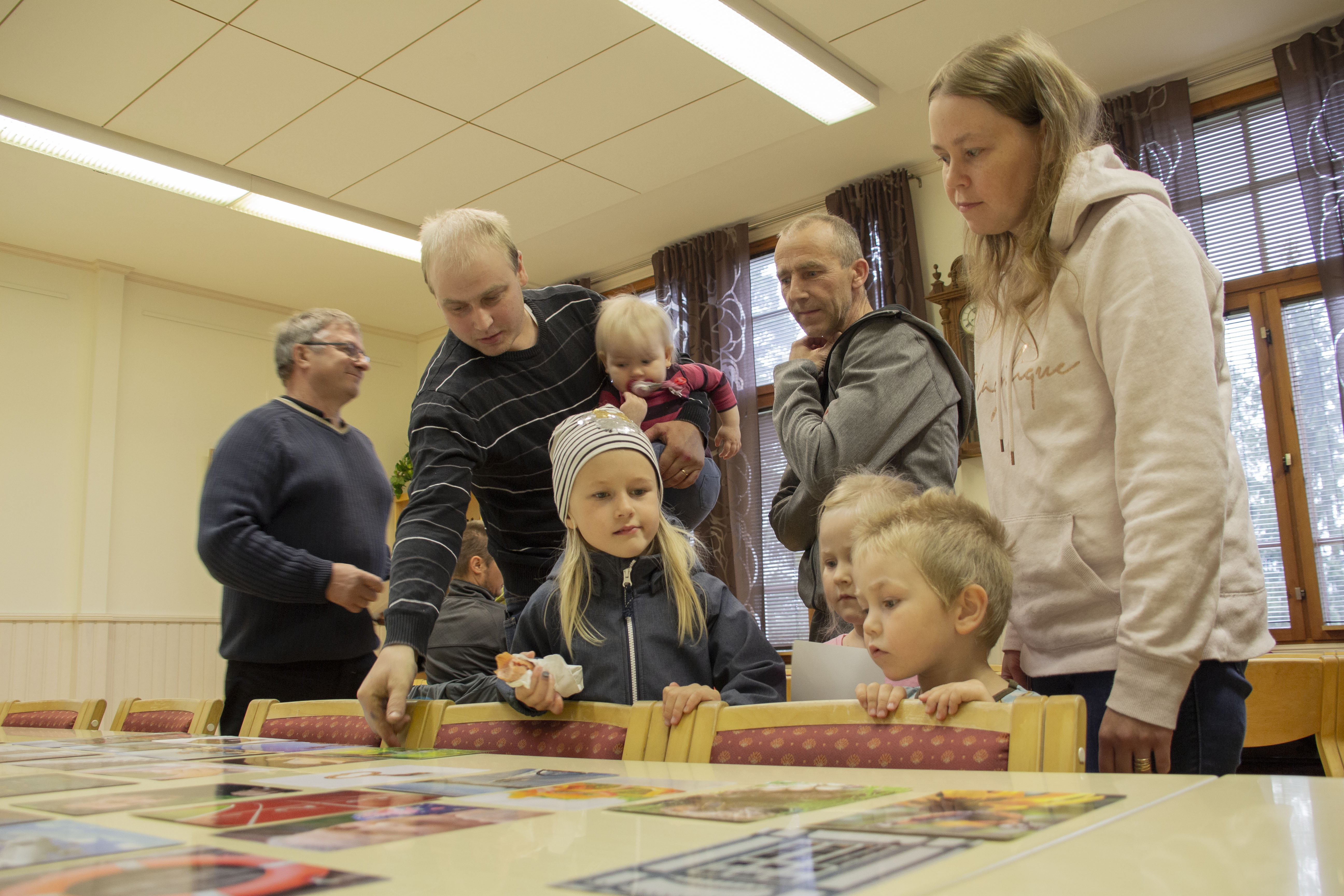 Jylhänkankaan perhe löysi monta iloa ja tyytyväisyyden aiheita huokuvaa korttia Laakkolassa pidetyssä hyvinvointipäivässä. Mielellään aikaa saisi löytyä myös harrastuksille kodin ulkopuolelta, mutta usein ne ovat juuri navetta-aikaan.
