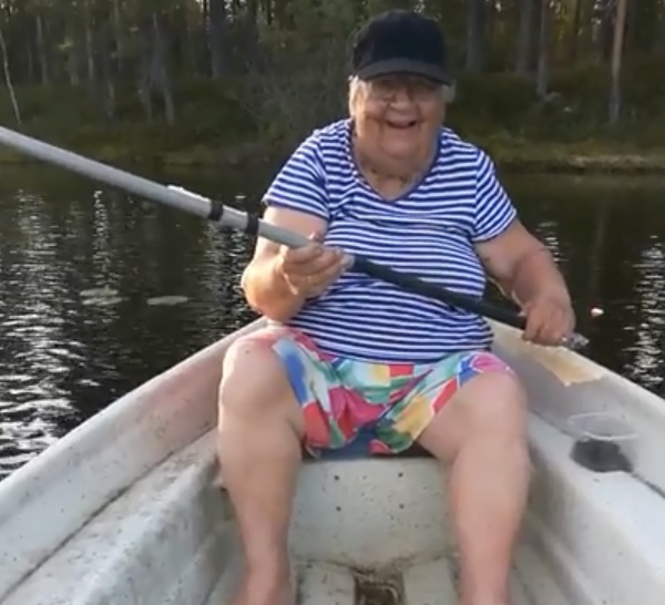 Hurjan kokoinen ahven mato-ongella Neittävällä