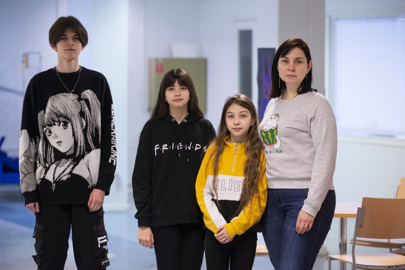 Maria Rak, 14, ja Sandra Rak , 11, saapuivat äitinsä Yulia Yerokihinan kanssa Ukrainasta Vaasaan noin kuukausi sitten. Vaasassa asuva serkku Dima Omelianenko (vas) on auttanut kotiutumisessa.