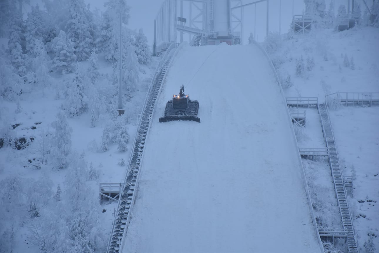 Suurmäkeä kunnostettiin Suomen Cupin sprinttihiihtojen aikaan Rukan hiihtostadionilla.