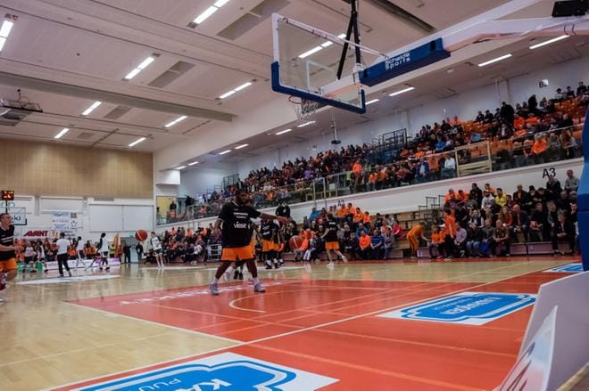 Karhu Basketin kotiluola täyttyi faneista. Kuvat: Erkki Hautaviita