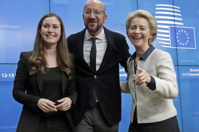 Sanna Marin matkusti kolmantena pääministeripäivänään Brysseliin EU-huippukokoukseen maailman nuorimpana istuvana pääministerinä. Yhteiskuvaan Marinin kanssa halusivat Eurooppa-neuvoston puheenjohtaja Charles Michel ja EU-komission puheenjohtaja Ursula von der Leyen. KUVA: OLIVIER HOSLET
