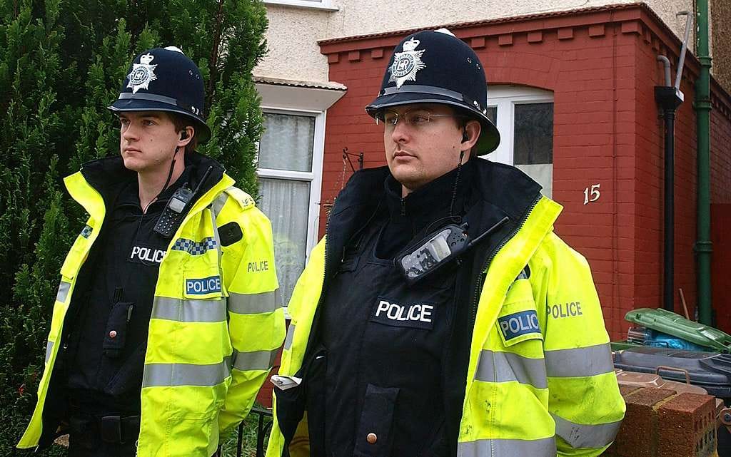 Brittipoliisit vartioivat Lutonissa taloa, missä Tukholman pommi-iskujen epäilty Taimur Abdel Wahab asui viime aikoina.