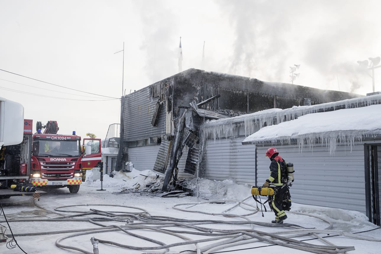 Toisen kerroksen toimistot tuhoutuivat palossa.